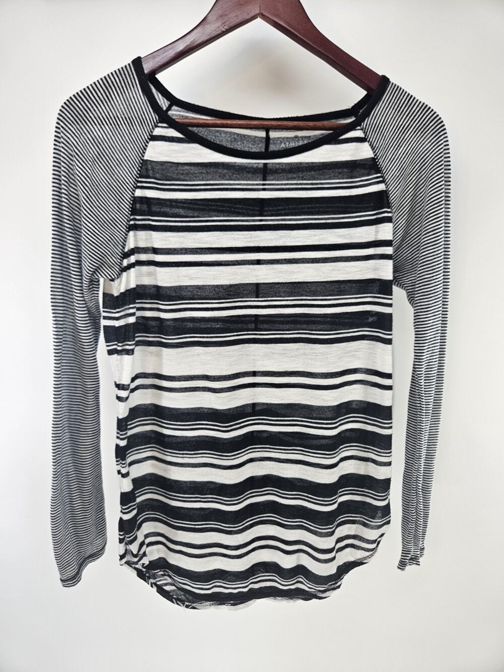 Athleta Top Womens S Black White Striped Raglan Long Sleeve Curved Hem